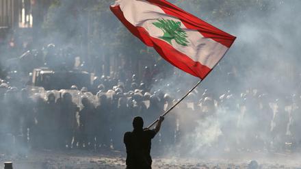 Ein Demonstrant schwingt die libanesische Flagge.