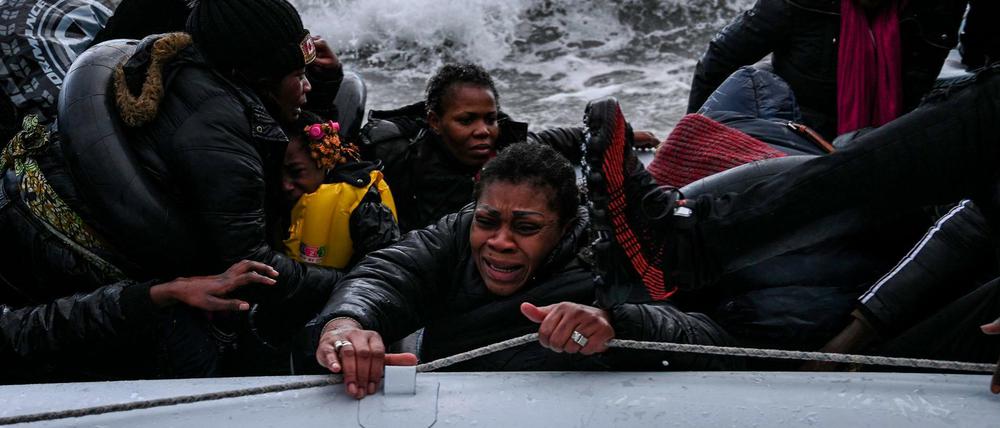 Eine Gruppe Geflüchteter kommt mit dem Schlauchboot auf Lesbos an.