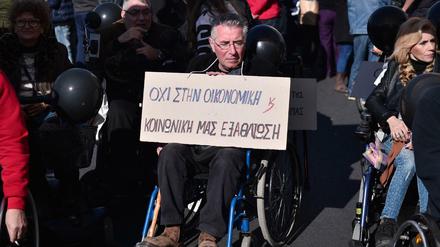 Not in Griechenland. Rollstuhlfahrer demonstrieren in Athen gegen weitere soziale Einschnitte.