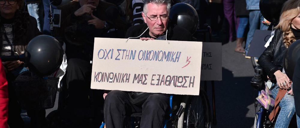 Not in Griechenland. Rollstuhlfahrer demonstrieren in Athen gegen weitere soziale Einschnitte.