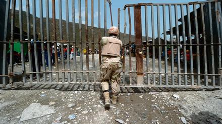 Ein Soldat der Dominikanischen Republik schließt ein Tor an der Grenze zwischen Malpasse und Jimani. 