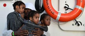 Ein Vater mit drei Töchtern auf dem Rettungsschiff "Aquarius". 