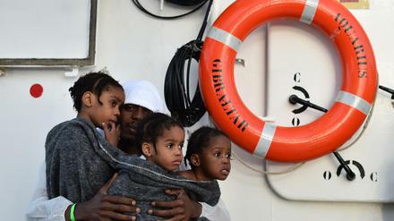In Sicherheit. Ein Vater hält seine drei Töchter auf einem Rettungsschiff vor der libyschen Küste im Arm. 