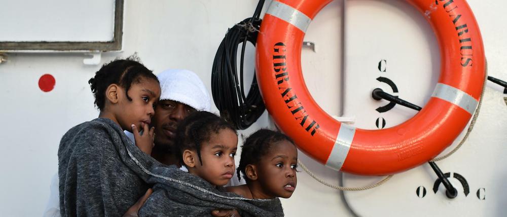 In Sicherheit. Ein Vater hält seine drei Töchter auf einem Rettungsschiff vor der libyschen Küste im Arm. 