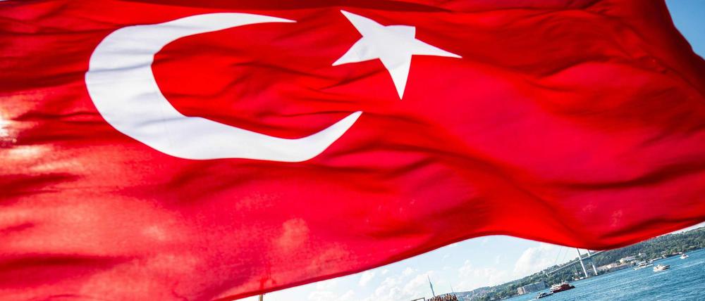 Ein Fährboot über den Bosporus bei Istanbul. Im Vordergrund weht die türkische Flagge (Symbolbild).