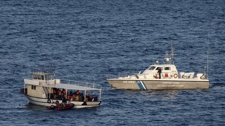 Ein zur europäischen Grenzschutzorganisation Frontex gehörendes Boot der griechischen Küstenwache nähert sich einem Flüchtlingsboot im Mittelmeer.