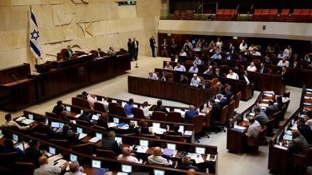 Mit einer knappen Mehrheit hat die Knesset ein umstrittene Neuregelung des NGO-Gesetzes verabschiedet. 
