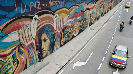 "Der Frieden ist unser" steht auf diesem Graffiti in Bogota.