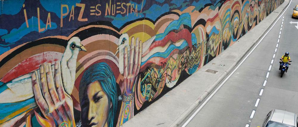 "Der Frieden ist unser" steht auf diesem Graffiti in Bogota.