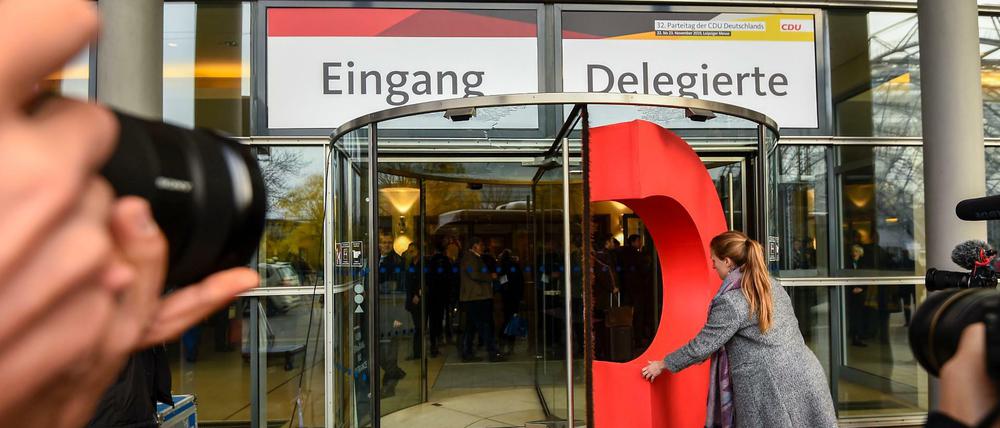 Eine Aktivistin bringt das „C“ in das Gebäude vom CDU-Parteitag.