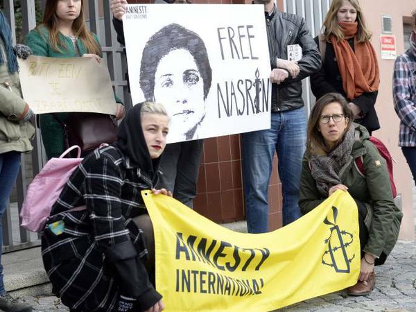 Nasrin Sotoudeh verteidigte als Anwältin iranische Frauen, die sich gegen den Kopftuchzwang auflehnen. Deshalb kam sie ins Gefängnis.