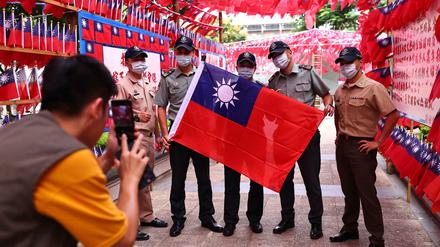 Am Nationalfeiertag Taiwans am 8. Oktober posieren Soldaten mit der Flagge des Inselstaates.