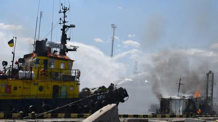 Die Feuerwehr von Odessa bekämpft nach dem russischen Beschuss Brände im Hafen.
