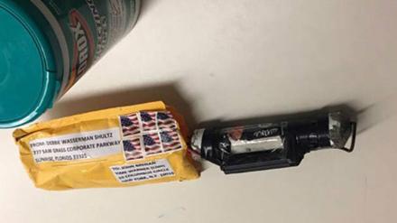 Das Paket und der Sprengsatz, die sich in der Post fürs New Yorker CNN-Büro fanden.