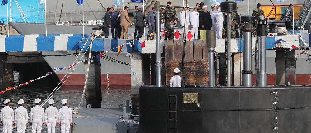 Im Hintergrund ist Präsident Hassan Rouhani zu sehen, im Vordergrund das neue U-Boot "Eroberer" des Iran.