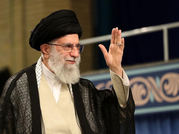 Ali Chamenei, Irans starker Mann, lehnt nach wie vor Verhandlungen mit Amerika ab.