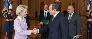 Ägyptischer Präsident Abdel Fattah al-Sisi (m.) und EU-Kommissionsleiterin Ursula von der Leyen in Kairo