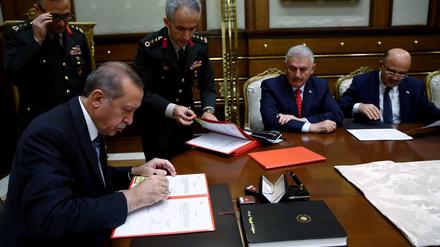 Der türkische Präsident Erdogan (links) bei einer Sitzung des Militärrats