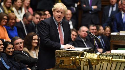 Boris Johnson spricht bei der ersten Sitzung des neu gewählten Parlaments, in dem seine Partei die Mehrheit hat. 