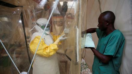 Medizinisches Personal in einem Ebola-Behandlungszentrum im Kongo.