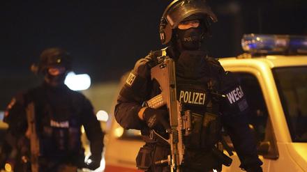 Schwer bewaffnet sichert die Polizei die Wiener Innenstadt nach dem Anschlag.