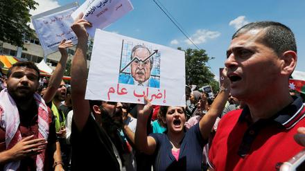 Eine jordanische Demonstrantin hält ein Bild von Ministerpräsident Hani Mulki in die Höhe.