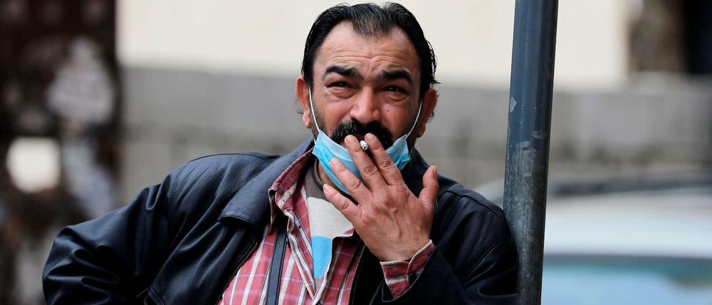 Rauchen mit Maske - ein Passant in Beirut.