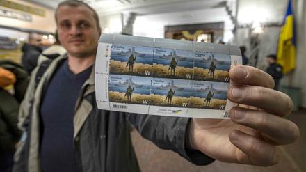 Ein Ukrainer mit der Kriegs-Briefmarke in Kiew.