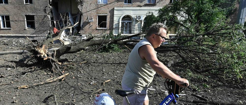 Ein Mann vor einem teilweise zerstörten Haus in Bakmut in der Region Donezk