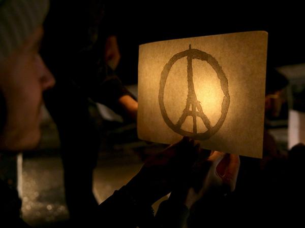 Weltweite Trauer und Anteilnahme mit den Opfern und Angehörigen der Angriffe in Paris. 