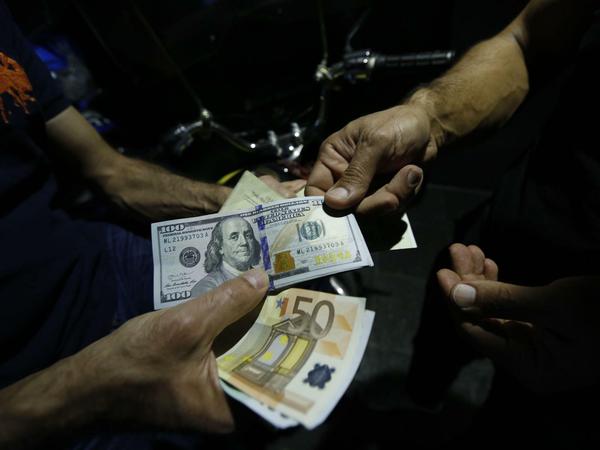 Tauschgeschäfte. Der Handel mit Dollar ist wegen des Verfalls des iranischen Rial wieder gestattet.