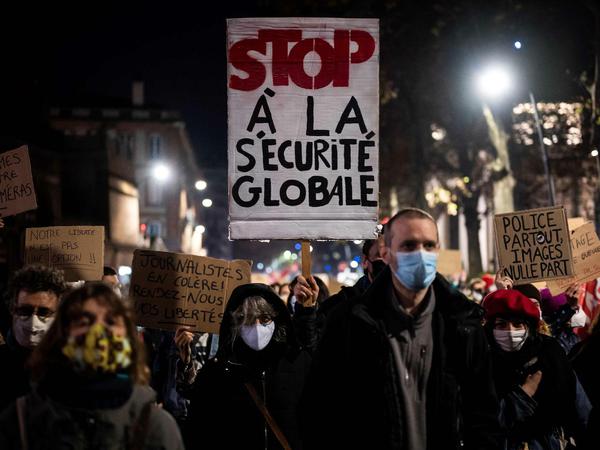 Demonstrierende gehen in Toulouse gegen das umstrittende Sicherheitsgesetz auf die Straße.