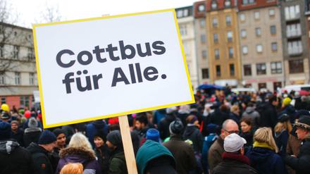 "Cottbus für alle" steht auf dem Schild, mit dem ein Mann 2018 bei einer Dmonstration in Cottbus für eine weltoffene Gesellschaft hochhielt.