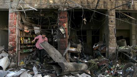 Ein Mann inspiziert sein zerstörtes Geschäft in Maarat al-Numan. 