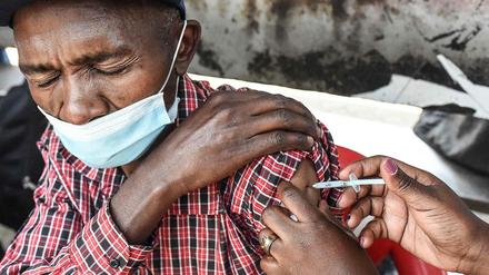 Seltener Piks. Ein Mann in Nairobi wird gegen Corona geimpft.