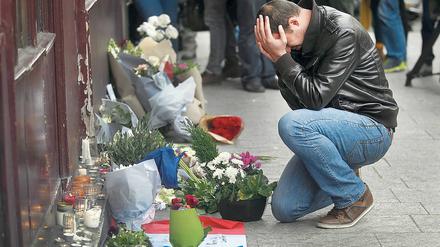 Ein Mann trauert nach den Anschlägen in Paris.
