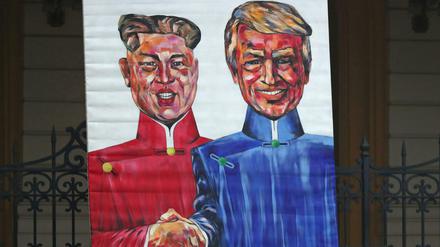 Ein mehr als lebensgroßes Poster von Kim Jong Un und Donald Trump an der Oper in Hanoi.