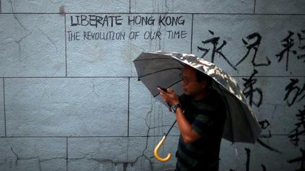 Ein Graffiti fordert mehr Demokratie und Freiheit in Hongkong. 