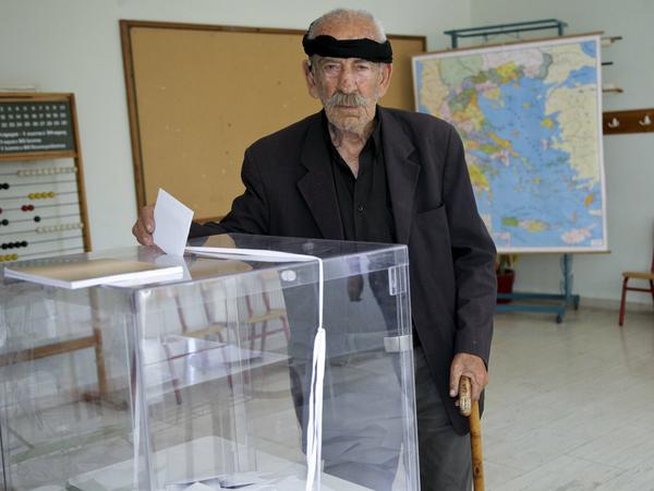Ein Grieche bei der Abstimmung zu den europäischen Sparmaßnahmen auf der griechischen Insel Kreta
