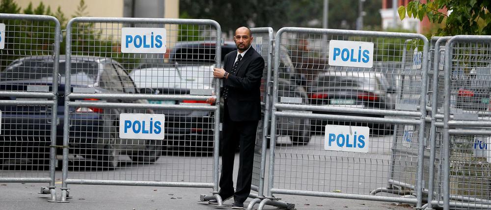 Die von der Polizei versperrte Zufahrt zum saudi-arabischen Konsulat in Istanbul, jenem Ort, in dem Jamal Khashoggi getötet wurde. 