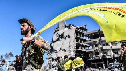 Ein Sieg über den Terror. Kämpfer der Syrischen Demokratischen Kräfte Democratic Forces feiern die Rückeroberung Rakkas.