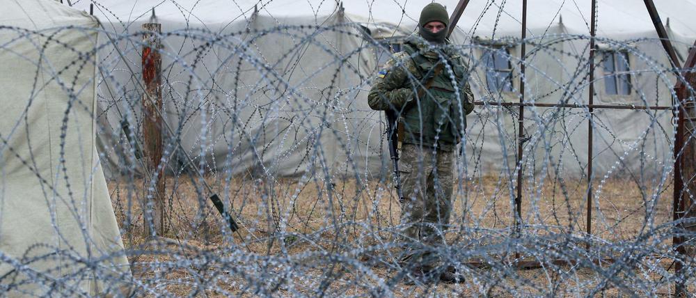 Ein ukrainischer Soldat an der Grenze zwischen Belarus und Polen (Archivbild)
