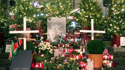 Mit Blumen, Bildern, Kreuzen und Kerzen wird der Opfer des Attentats am Breitscheidplatz gedacht.