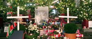 Mit Blumen, Bildern, Kreuzen und Kerzen wird der Opfer des Attentats am Breitscheidplatz gedacht.