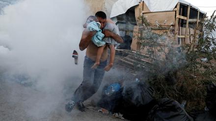 Flucht vor Tränengas: Ein Mann trägt einen Jungen im Flüchtlingslager Moria auf Lesbos. 