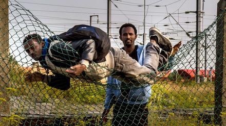 Täglich versuchen Flüchtlinge vom französischen Calais aus auf die britische Insel zu gelangen.