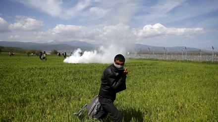 Die Grenzschützer setzten Tränengas gegen die Flüchtlinge ein. Die Auseinandersetzung dauerte mehrere Stunden an.