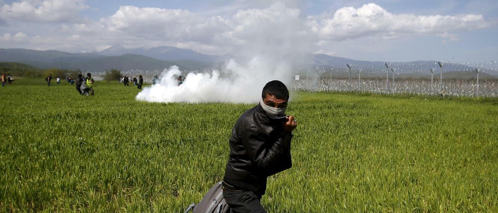 Die Grenzschützer setzten Tränengas gegen die Flüchtlinge ein. Die Auseinandersetzung dauerte mehrere Stunden an.