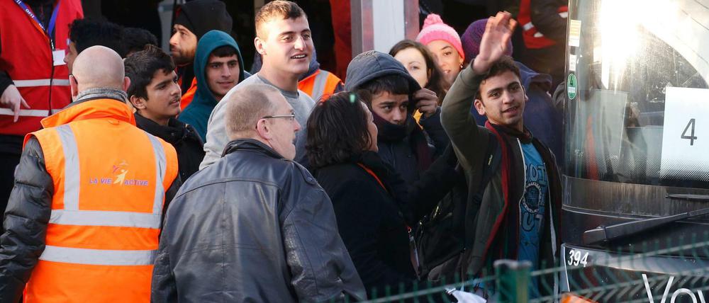 Mit Bussen wurden am Mittwoch die ersten Jugendlichen von Calais aus in andere Auffanglager gebracht. 