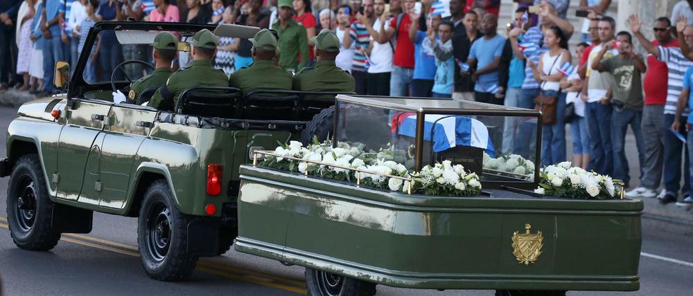 Die Urne mit Fidel Castros Asche, eingehüllt in eine kubanische Flagge, wurde auf einem Militärfahrzeug platziert, das am Mittwochmorgen von der Plaza de La Revolución losfuhr. 